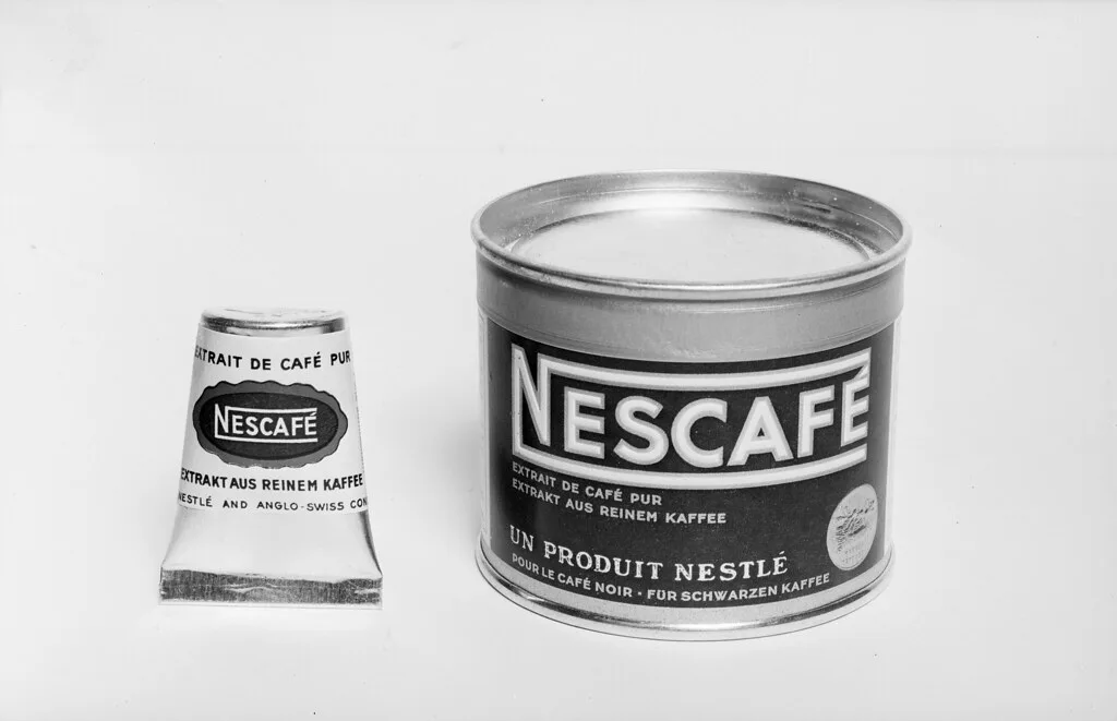 Nescafé en sus primeros envases originales, antes de utilizar los frascos de vidrio.